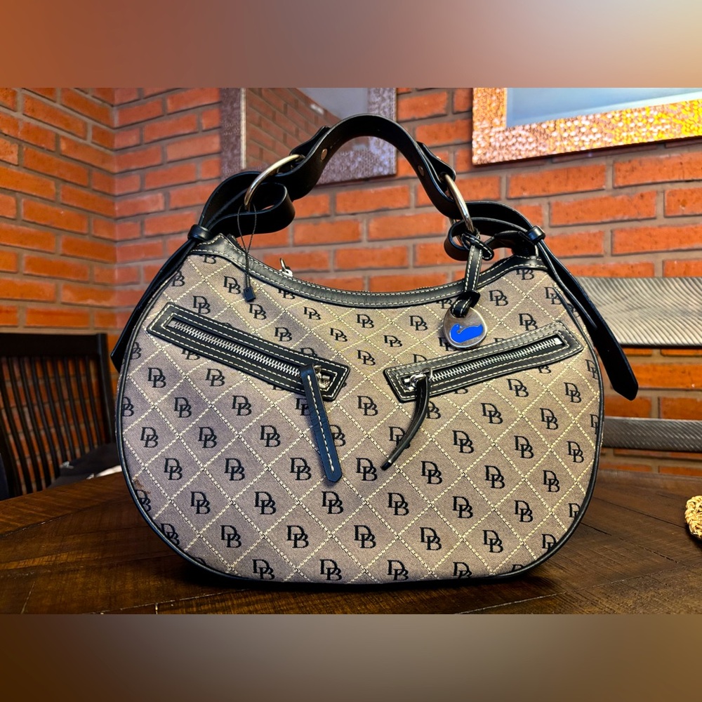 Dooney & Bourke Signature circular medium Hobo Shoulder Bag😍